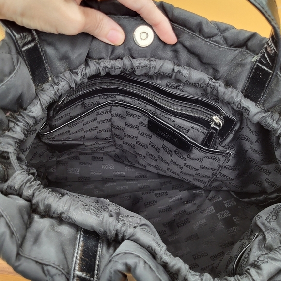 Michael Kors Black Quilted Tote w/sig Logo Lining, Magnetic & Drawstring Closure - Picture 10 of 11